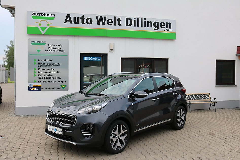 Auto vor Gebäude